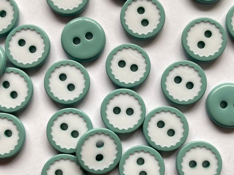 White Buttons with Scallop Edge (13 mm), photo 3 of 3