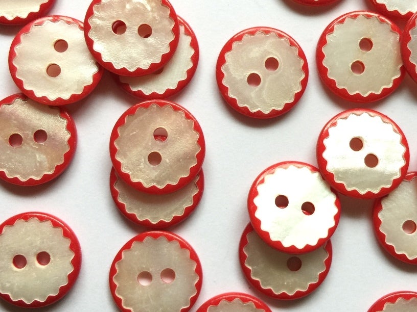 White Buttons with Scallop Edge (13 mm), photo 1 of 3