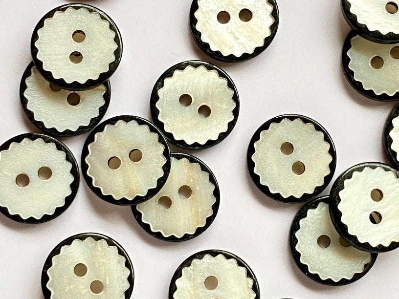 White Buttons with Scallop Edge (13 mm), photo 2 of 3